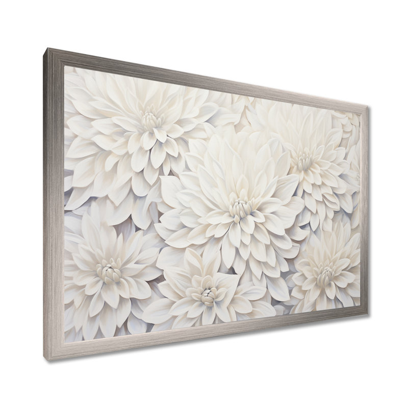 «White Dahlia Charm Collage», art mural Dahlia, H 34 po x l 44 po x P 1,5 po, Cadre simple argenté