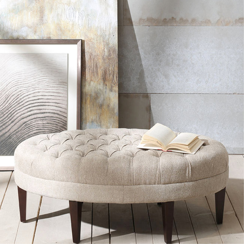 Beige avec capitonnage à boutons et pieds en bois - Pièce de salon inspirée d'une planche de surf au design moderne,