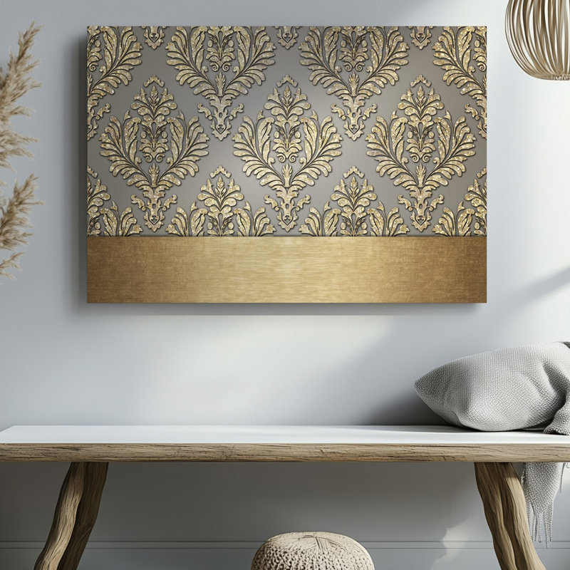 La toile crée un design de papier peint élégant avec un motif damassé complexe en or chatoyant contre un taupe doux
