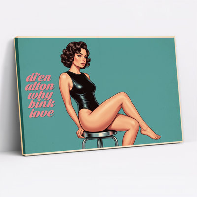 Femme en body noir assise sur un tabouret, toile murale sur fond turquoise