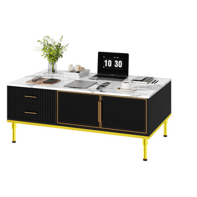 Table basse moderne avec grand rangement - 4 tiroirs, 2 armoires à portes en verre, panneau de faux marbre cannelé, corps noir, pieds en métal doré, table de salon rectangulaire, corps noir et plateau de table en marbre