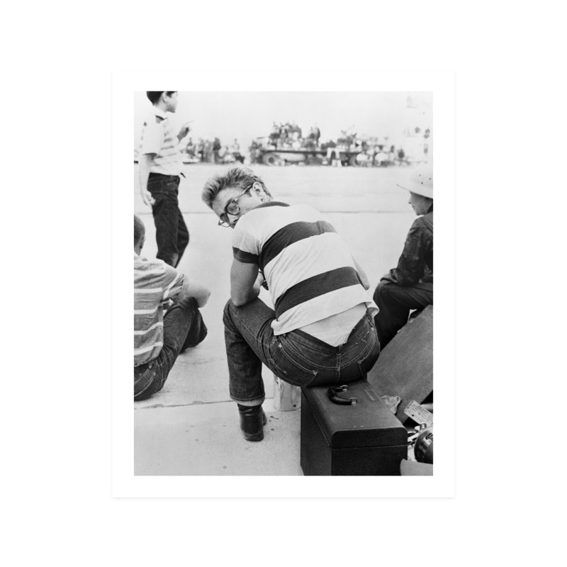 James Dean assis au rassemblement automobile - photographie, Sans cadre, L 8 po x H 10 po