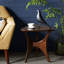 La table décorative triangulaire en bois de couleur pacane rehausse l'apparence de la table d'appoint Pecan Living-402793831
