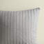 Literie en coton gris double / grand. Tissu 100% avec rayures verticales. Motif sur l'envers gris. 2 taies décoratives assorties. Lavable à la machine. . Barre de luxe cachée.-122457647-122457649