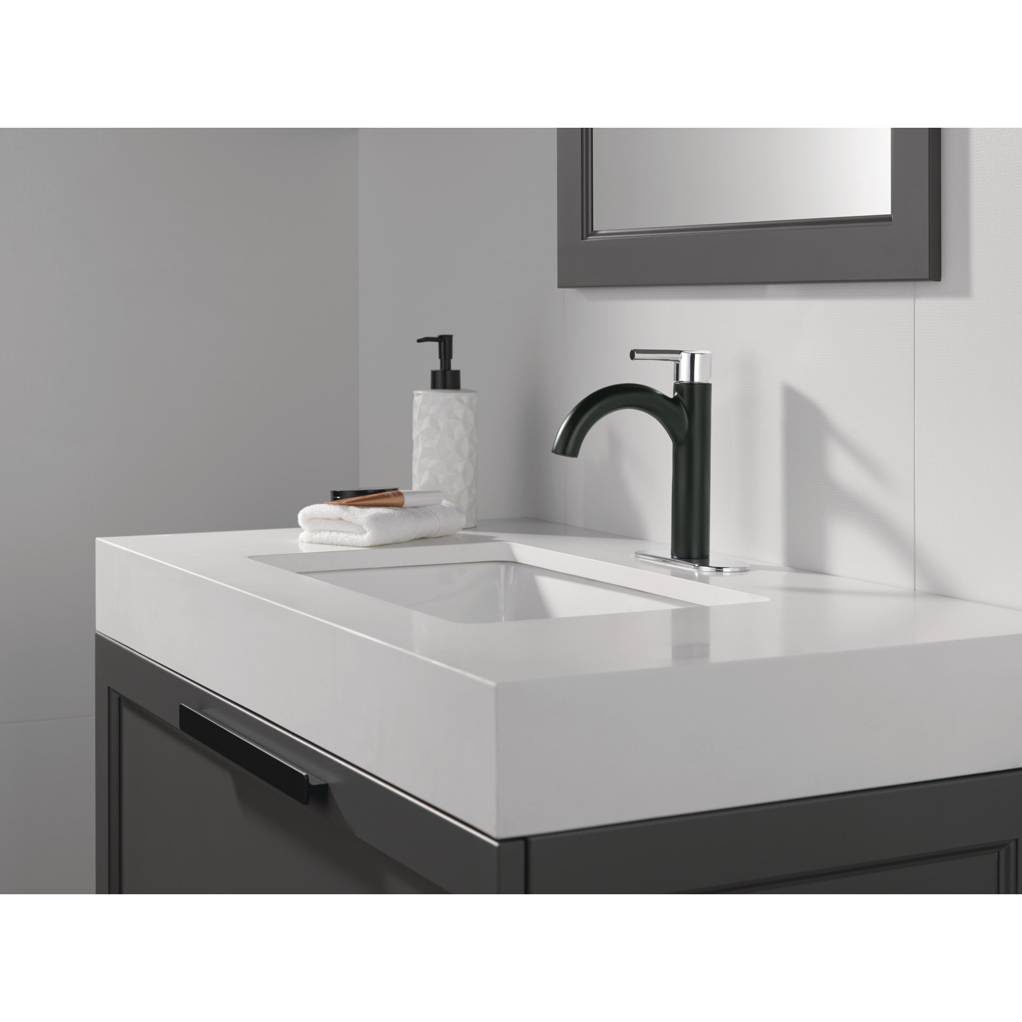 Nicoli Single Hole Bathroom Faucet with Drain Assembly, Single Handle Bathroom Sink Faucet, Black/Chrome