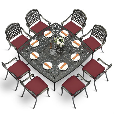L'ensemble de salle à manger d'extérieur 9 pièces Bloomsbury Market, l'ensemble de mobilier de patio rétro en aluminium coulé pour 8 personnes, comprend une grande table carrée de 63,98 po et 8 chaises avec trou pour parasol