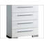 Commode de style contemporain avec cinq tiroirs en queue d'aronde, poignées chromées et finition blanche ultrabrillante pour les chambres à coucher modernes