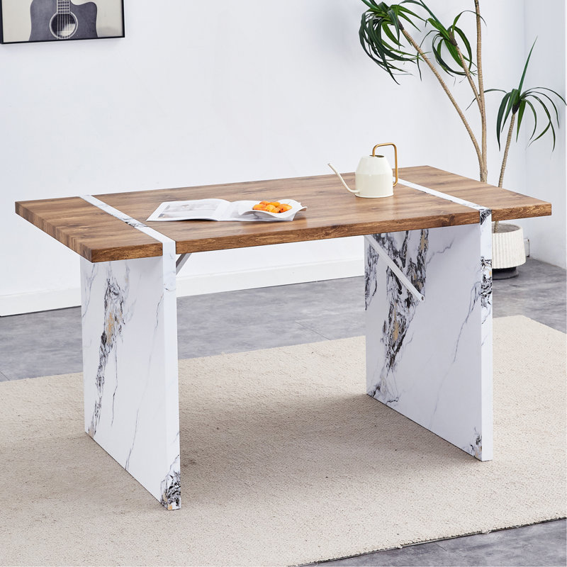 Table de salle à manger en bois aggloméré naturel à grain de bois naturel - conception stable de 55 po x 31,5 po. Convient à divers styles de décoration intérieure moderne. Conception de structure épurée, bureau en bois texturé, pieds de table en marbre blanc.