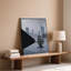 Toile, création d'un design monochromatique minimaliste mettant en vedette un grand projecteur d'art mural au premier plan-1573090818