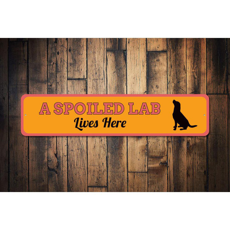 Plaque en aluminium «Spoilé Lab Lives Here», H 6 po x l 24 po x P 0,06 po
