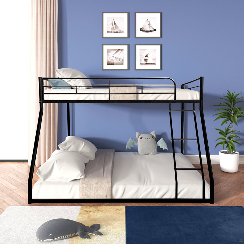 Lit simple au-dessus d'un lit double