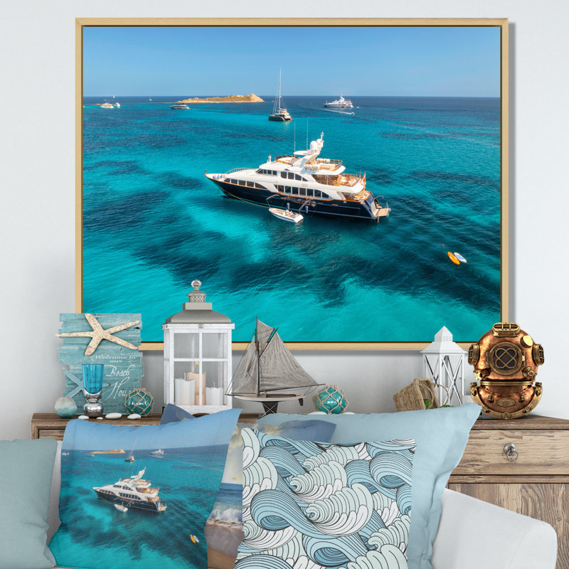 Yacht de luxe sur une aventure en eau libre - Imprimé, Cadre naturel flottant, H 30 po x l 40 po x P 1,5 po