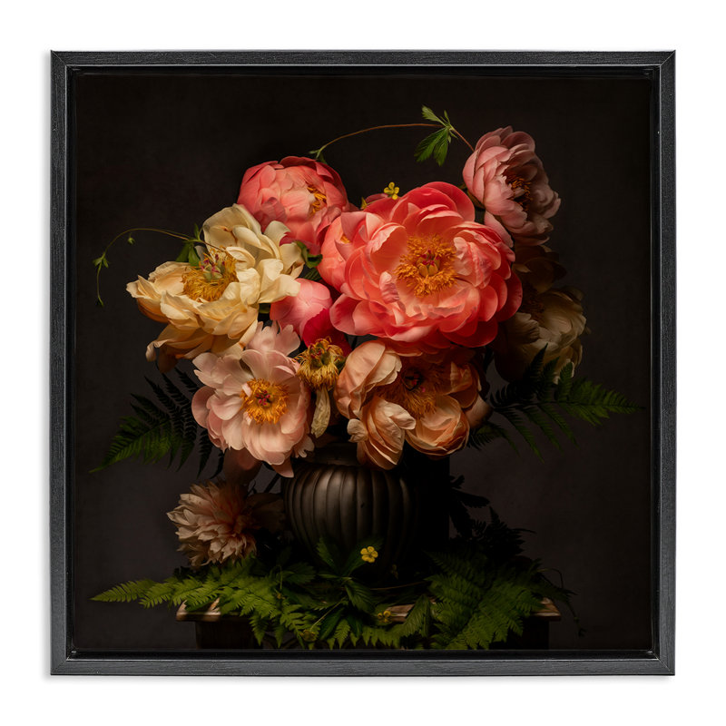Peo et fougères, bouquet d'art sur toile flottant par Leah McLean, H 18 po x l 18 po, Cadre flottant noir de jais