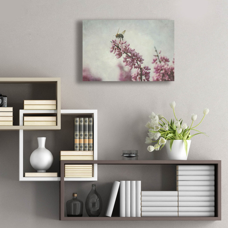 Art mural en verre épique «Vol du bourdon» par Carrie Ann Grippo-Pike, 24 po x 16 po, H 16 po x l 24 po