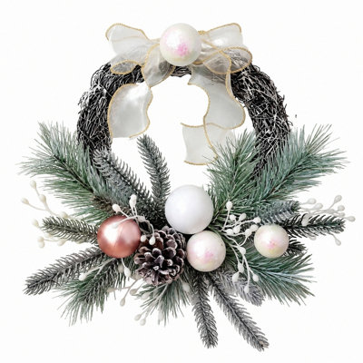 Couronne de porte en pin givré artificiel 15,75 "avec ornements blancs roses, pommes de pin et nœud en organza