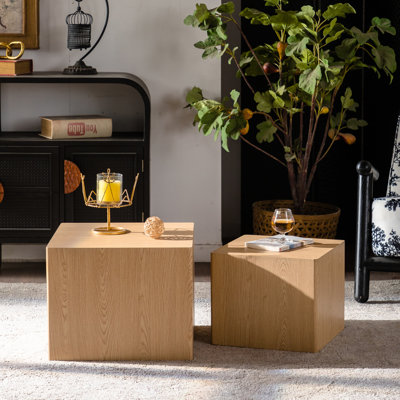 Table basse gigogne en bois naturel, idéale pour les petits salons et les postes de travail