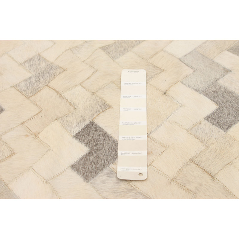 Tapis ivoire / gris en cuir de vache fabriqué à la main Sedbergh