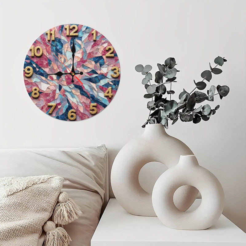 Horloge mosaïque avec chiffres dorés