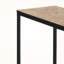 Abrea L'extrémité latérale d'une table d'appoint