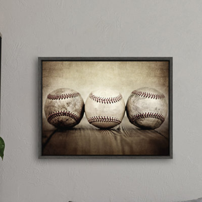 «Three Vintage Baseballs» par Saint and Sailor Studios, reproduction d'art sur toile encadrée
