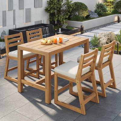 Ensemble de bar de patio rustique 5 pièces, ensemble de table de patio et chaises avec chaises ergonomiques, plateau de table à lattes en bois massif pour piscine, balcon, cour et porche, teck clair et coussin beige