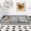 Lit plateforme grand avec garde-corps et porte