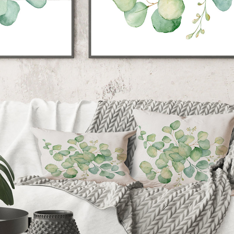 Bouquet d'eucalyptus vert sur coussin lombaire blanc