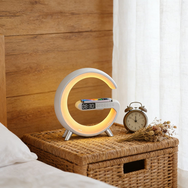 Lampe de table intelligente à DEL avec charge sans fil, haut-parleur Bluetooth, alarme de lever de soleil, bruit blanc et contrôle de l'application | 256 modes de couleurs, veilleuse à intensité variable pour la chambre à coucher, le bureau et la maison
