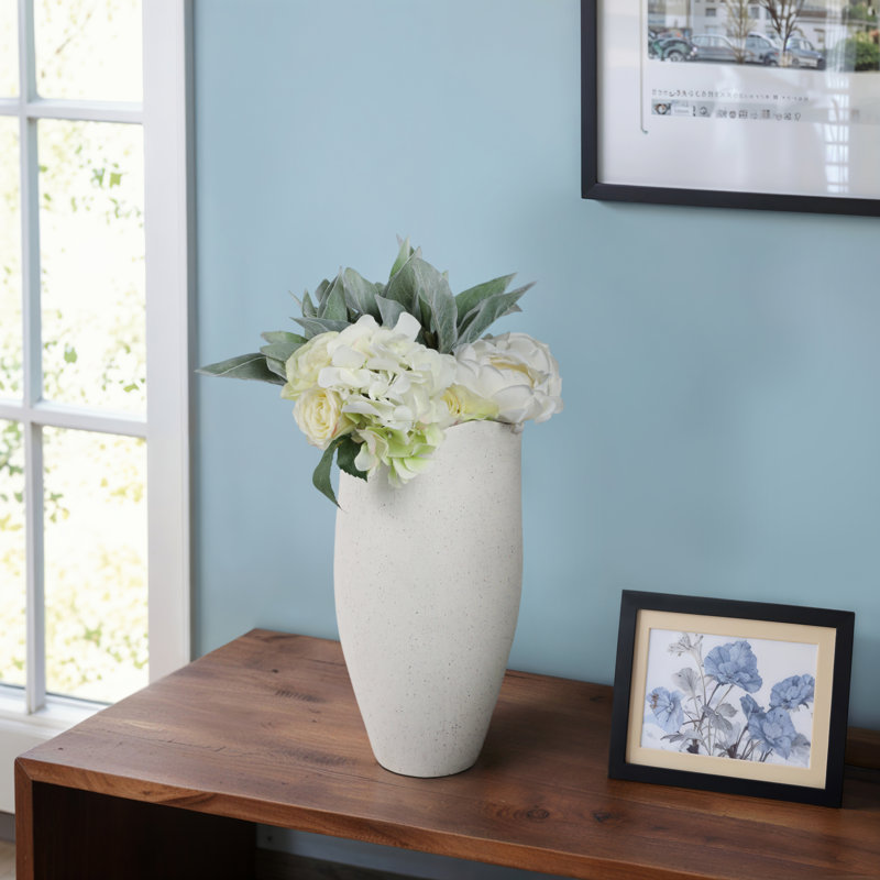 Vase en céramique et en grès de style côtier avec bordure organique et texture mouchetée pour un décor moderne fait à la main