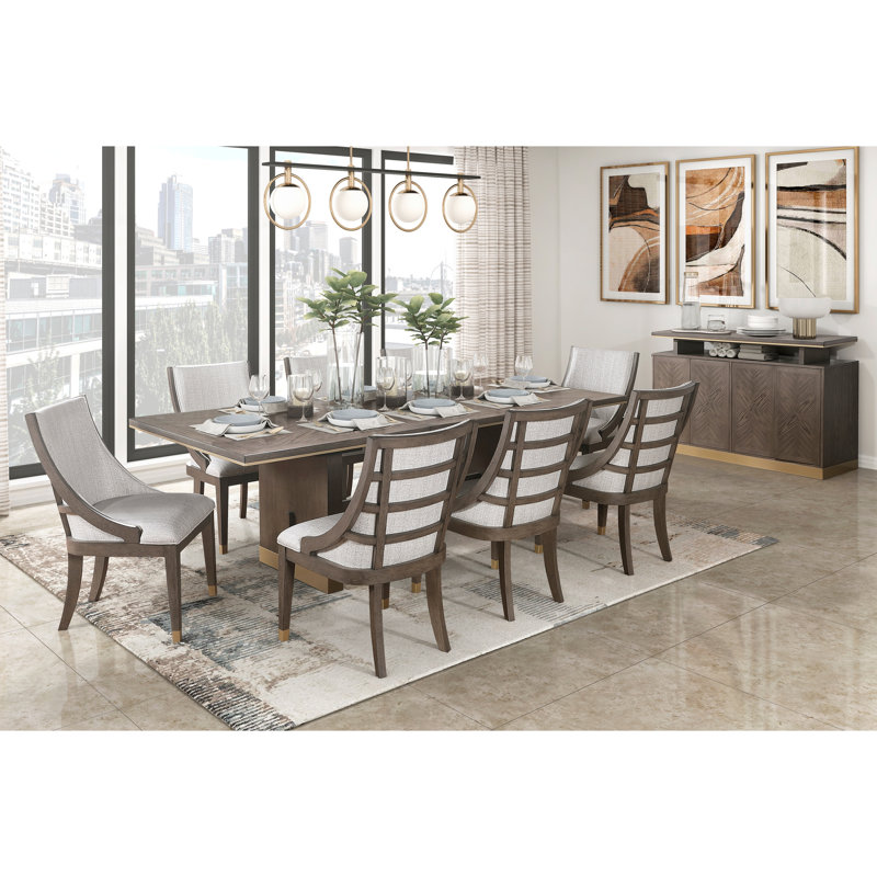 Table à manger contemporaine: table en bois brun, chaises aux extrémités dorées, forme rectangulaire, fauteuils rembourrés beiges et mobilier extensible avec placage de chêne, garni