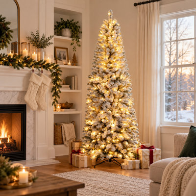 Sapin de Noël crayon Noble Fir pré-illuminé, sapin artificiel fin et peu encombrant avec lumières DEL blanc chaud, extrémités de branches réalistes en PVC et support métallique pliable pour décorer les coins et les petits espaces pendant les fêtes.