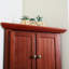 Armoire de coin de 72 po de hauteur avec 8 portes et une esthétique moderne pour le rangement spacieux de la cuisine en cerisier