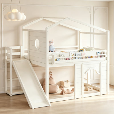 Lit mezzanine en bois pleine grandeur avec glissade, bibliothèque et garde-robe encastrée, fenêtre ronde et porte arquée, finition beige pour chambre d'enfant.