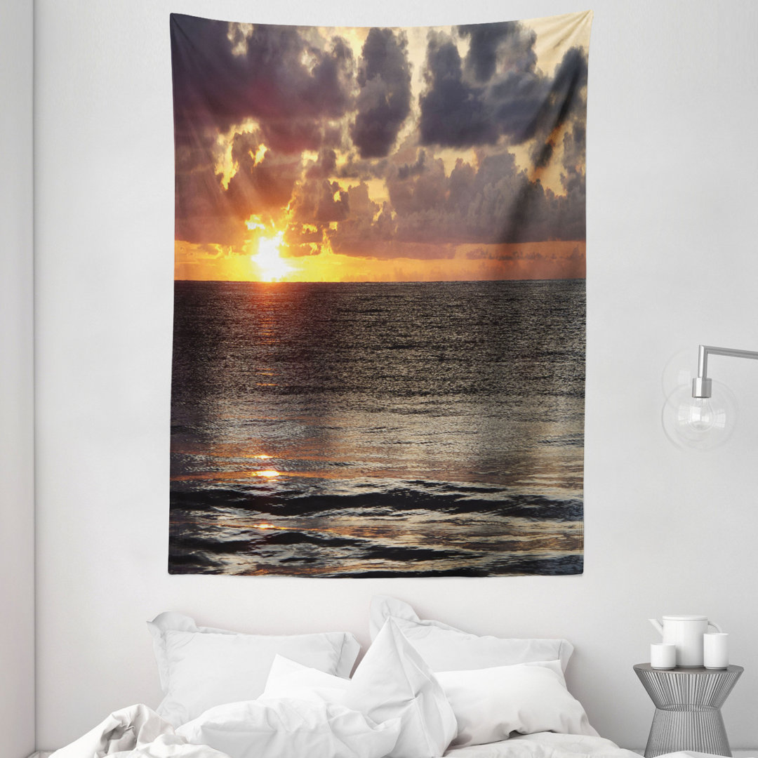 Tapisserie Dramatischer Sonnenaufgang in Cancun Wolkenlandschaft Skyline Ruhiges Meer Küstenbild