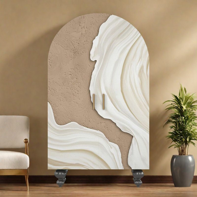 Armoire moderne arquée avec tablettes et portes d'art