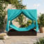Lit de jour double méridienne avec sections de tête et de pied réglables, base enveloppée de PEHD, rideaux et coussins d'intimité-953925056