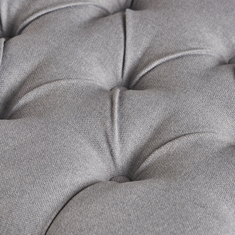 Banc classique gris avec capitonnage à boutons raffinés, coutures en losanges et pieds en demi-cercle contemporains pour une décoration intérieure sophistiquée