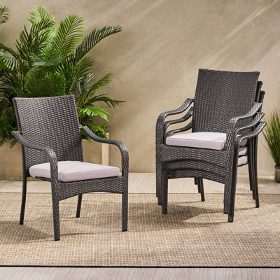 Chaises empilables grises avec cadre en fer et coussins d'eau, de 4 pour patio, cadre incurvé de confort supplémentaire, patio extérieur confortable et peu encombrant