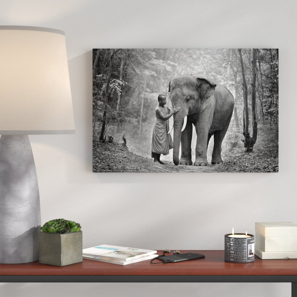 Leinwandbild „Wunderschöner Elefant mit Mönch“, Fotodruck