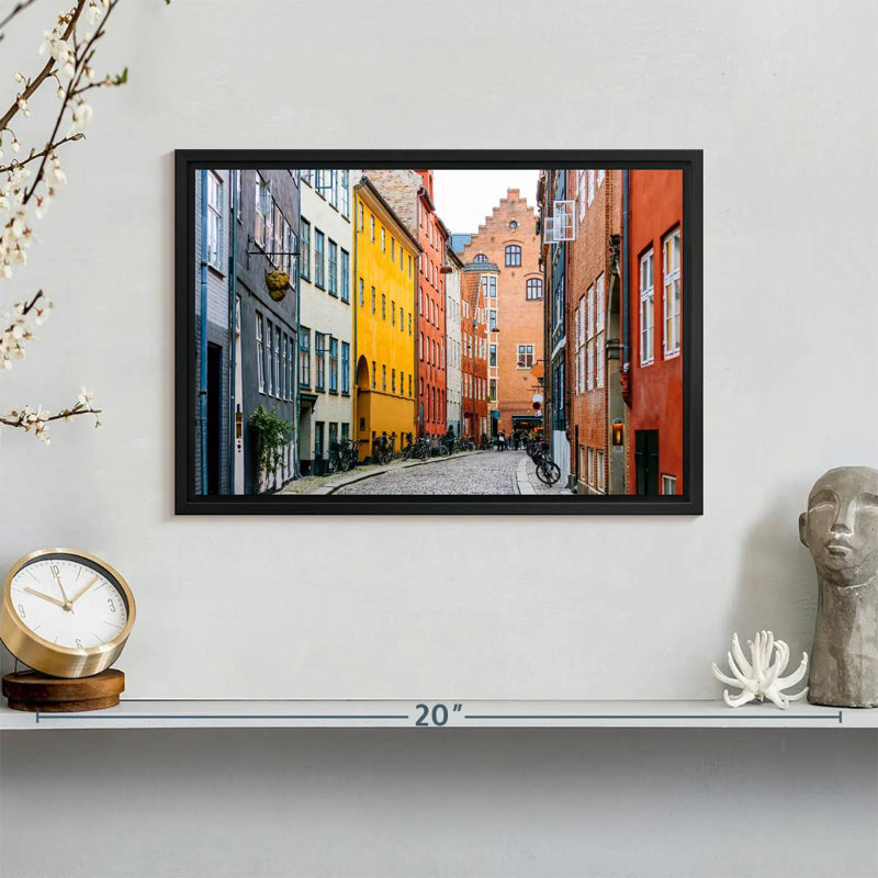 Rue à Copenhague, H 13 po x l 9 po, Cadre flottant noir