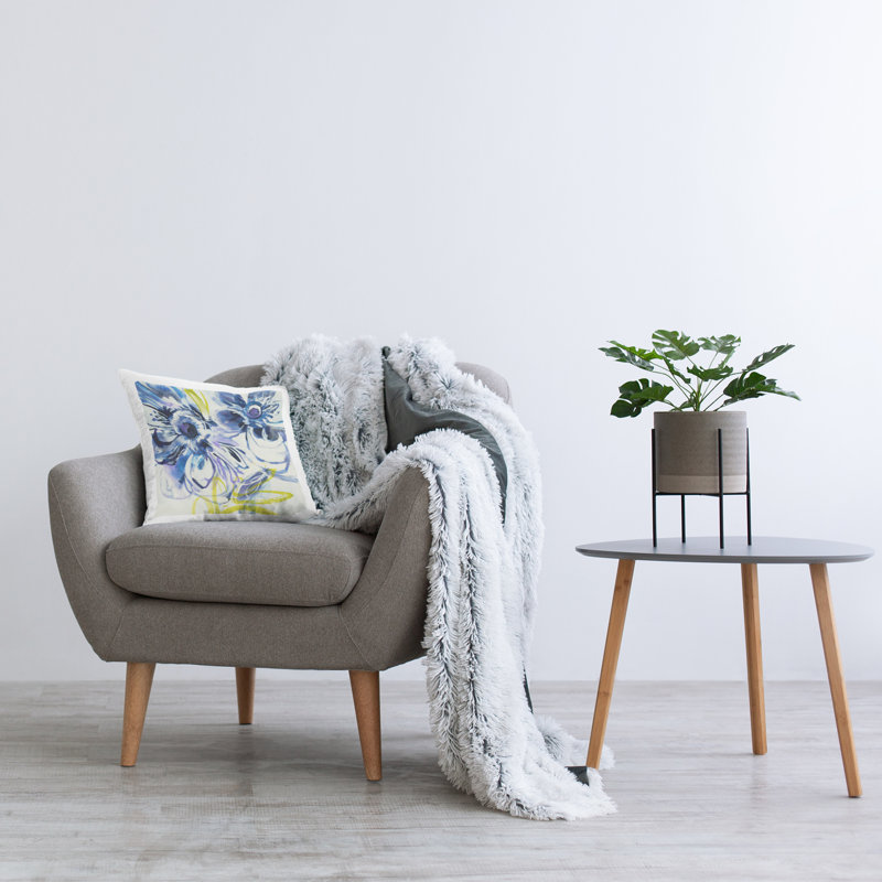 Coussin décoratif imprimé de fleurs abstraites bleues et jaunes par Liz Jardine