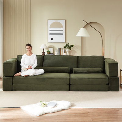 Canapé quatre places en velours côtelé kaki, confortable et suédine, idéal pour les moments de détente à la maison. Grand format, siège souple et polyvalent, transformant avec élégance votre salon.
