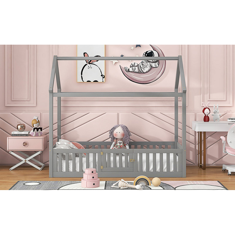 Lit simple en bois avec clôture et porte, Gris