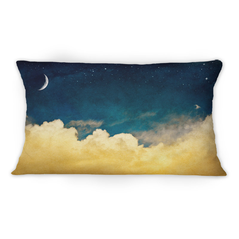 Coussin jaune à imprimé de nuages jaunes sur un ciel bleu foncé