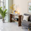 Console contemporaine noyer brun avec dessus en marbre blanc et canapé d'entrée-627904764