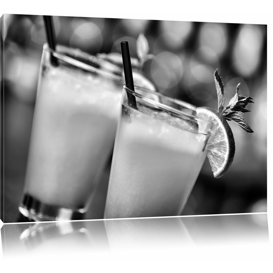 Leinwandbild Frischer Sommercocktail in Monochrom