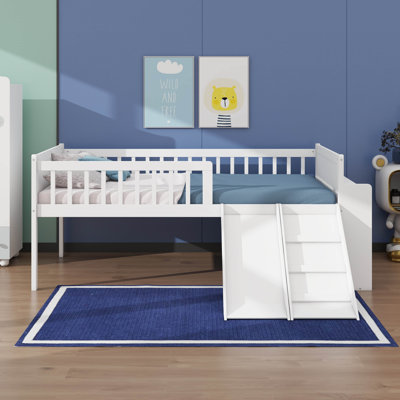 Lit en bois avec glissière et tablettes de rangement, lit plateforme en bois avec échelle, garde-corps