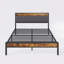 Lit plateforme moderne en métal avec tête de lit rembourrée en lin et tablettes ouvertes - conception à pieds hauts-996855694-942883538