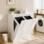 Armoire de rangement pour buanderie autoportante avec portes cannelées, 2 sacs de rangement amovibles en tissu munis de poignées pour salle de bain et buanderie