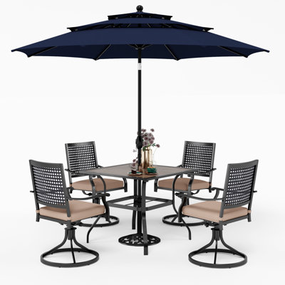 Ensemble de salle à manger de terrasse en acier et métal pour 4 personnes Armisha avec parasol, chaises pivotantes, table carrée et plateau en bois